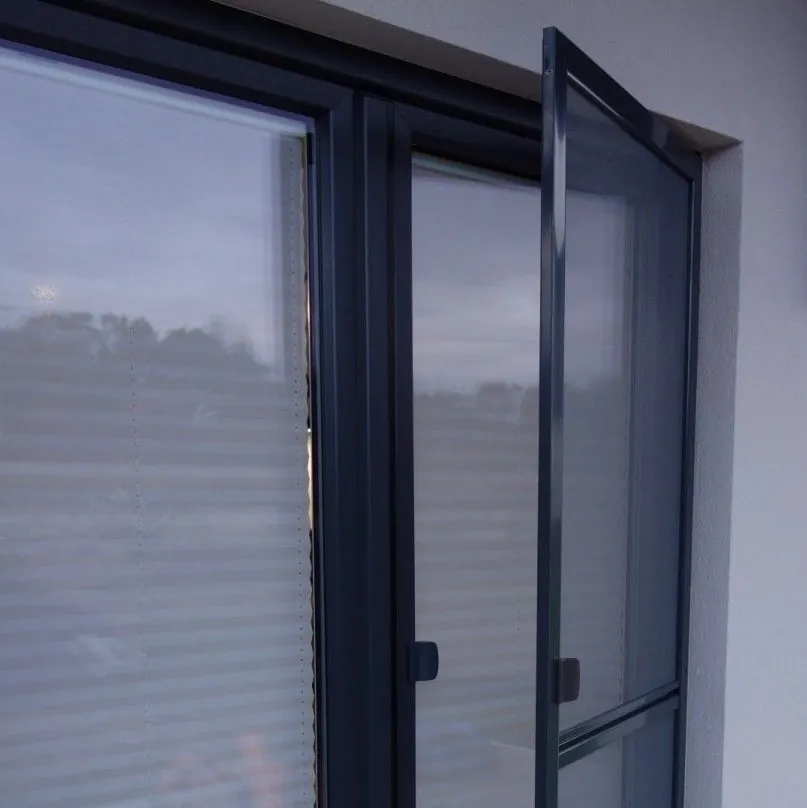 Sitě do dveří na pantu